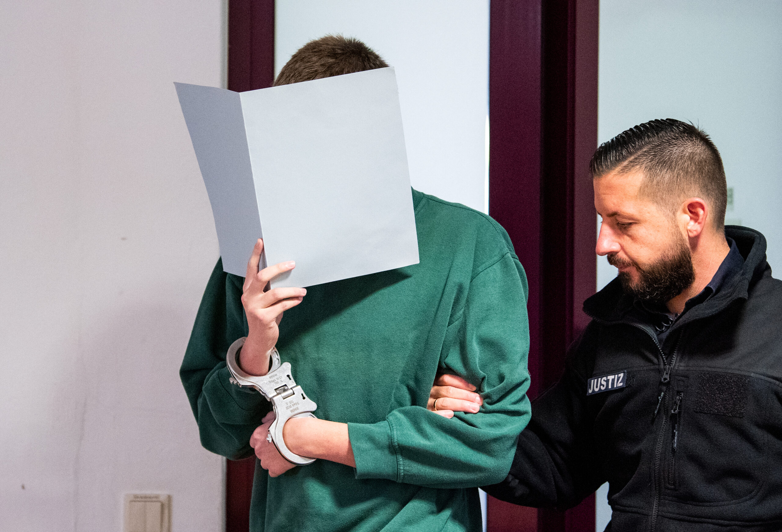 Der 18-jährige Angeklagte hielt sich vor Gericht eine Mappe vors Gesicht.
