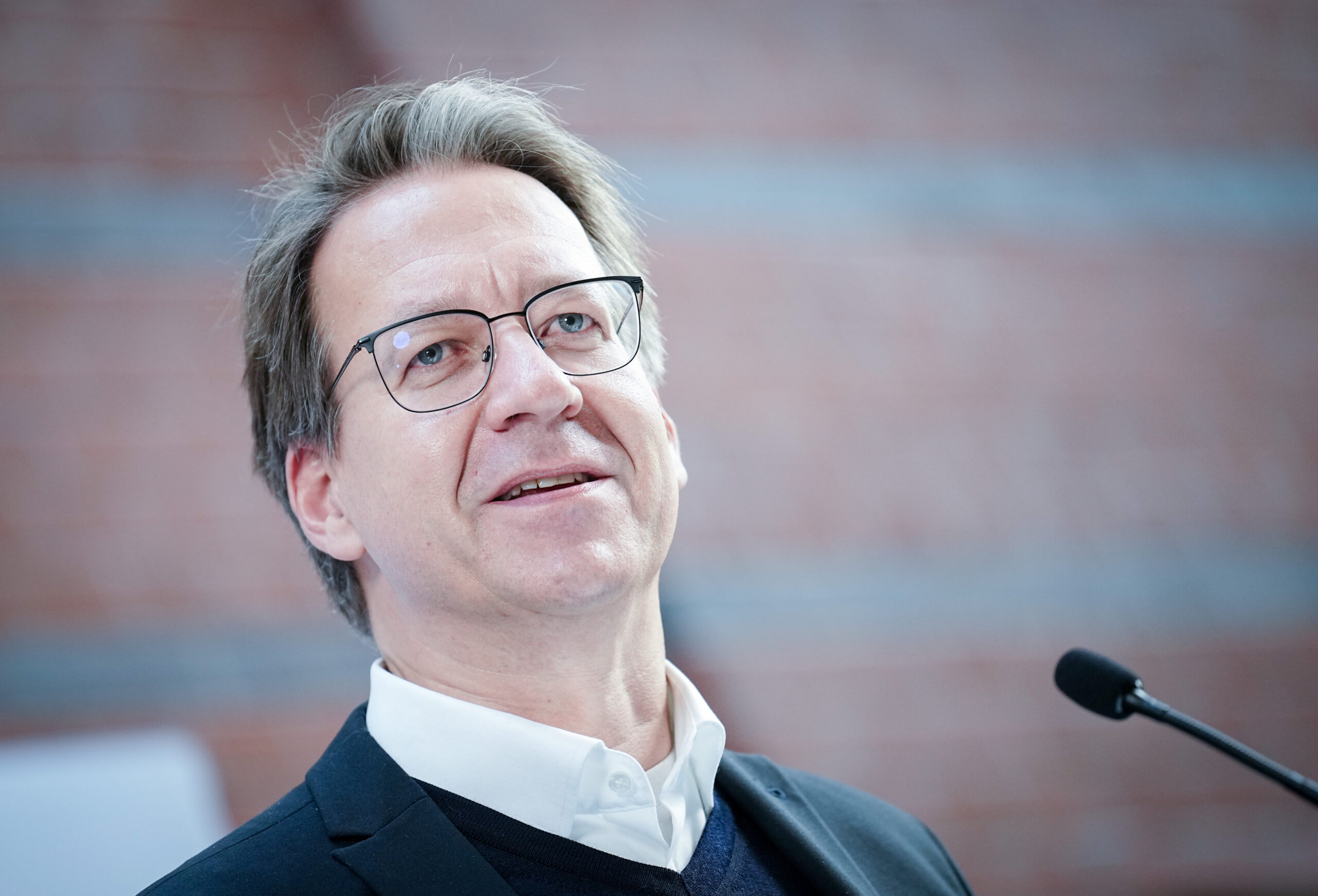 Der niedersächsische FDP-Spitzenkandidat Stefan Birkner gibt eine Pressekonferenz zum Ausgang der Landtagswahl in Niedersachsen.