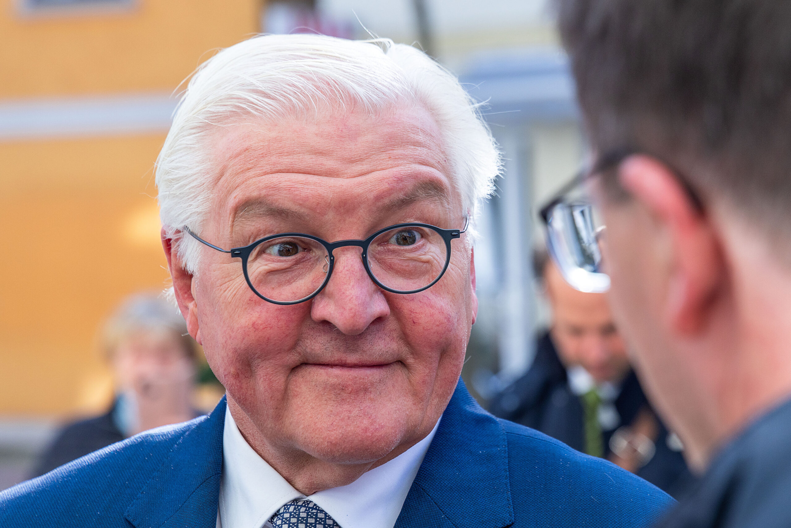 Bundespräsident Frank-Walter Steinmeier zieht die Augenbrauen hoch