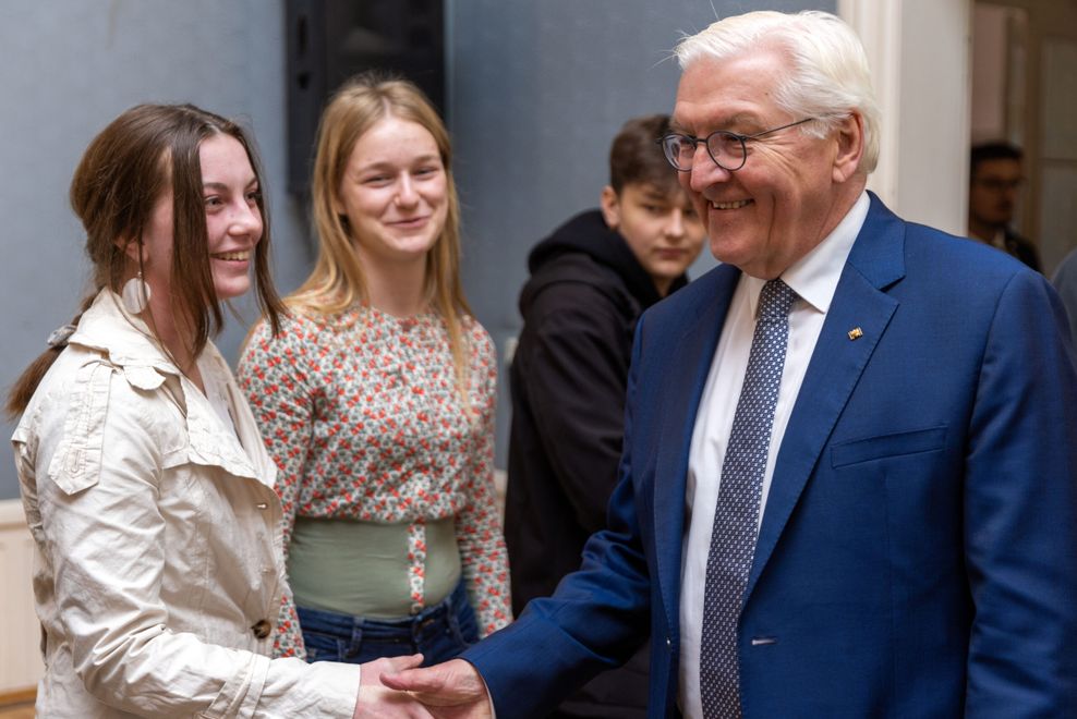 Bundespräsident Frank-Walter Steinmeier schüttelt Hände von Mädchen