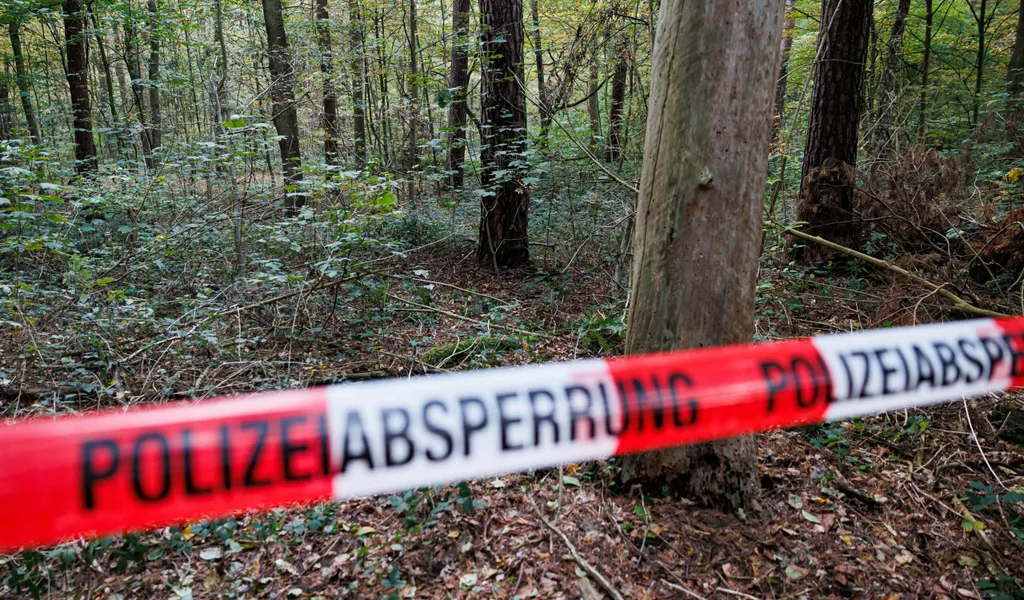 Ein Polizeiabsperrband sperrt den Bereich um den Fundort der Leiche im Mecklenheider Forst ab.