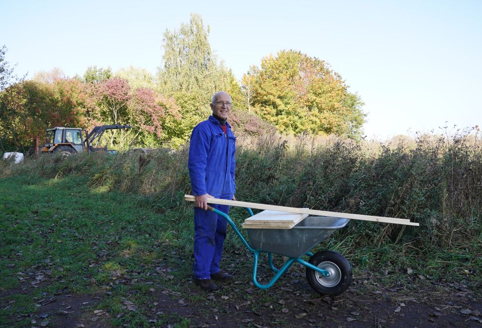 Landwirt Paul Petersen steht auf seinem Grundstück am Duvenseer Moor