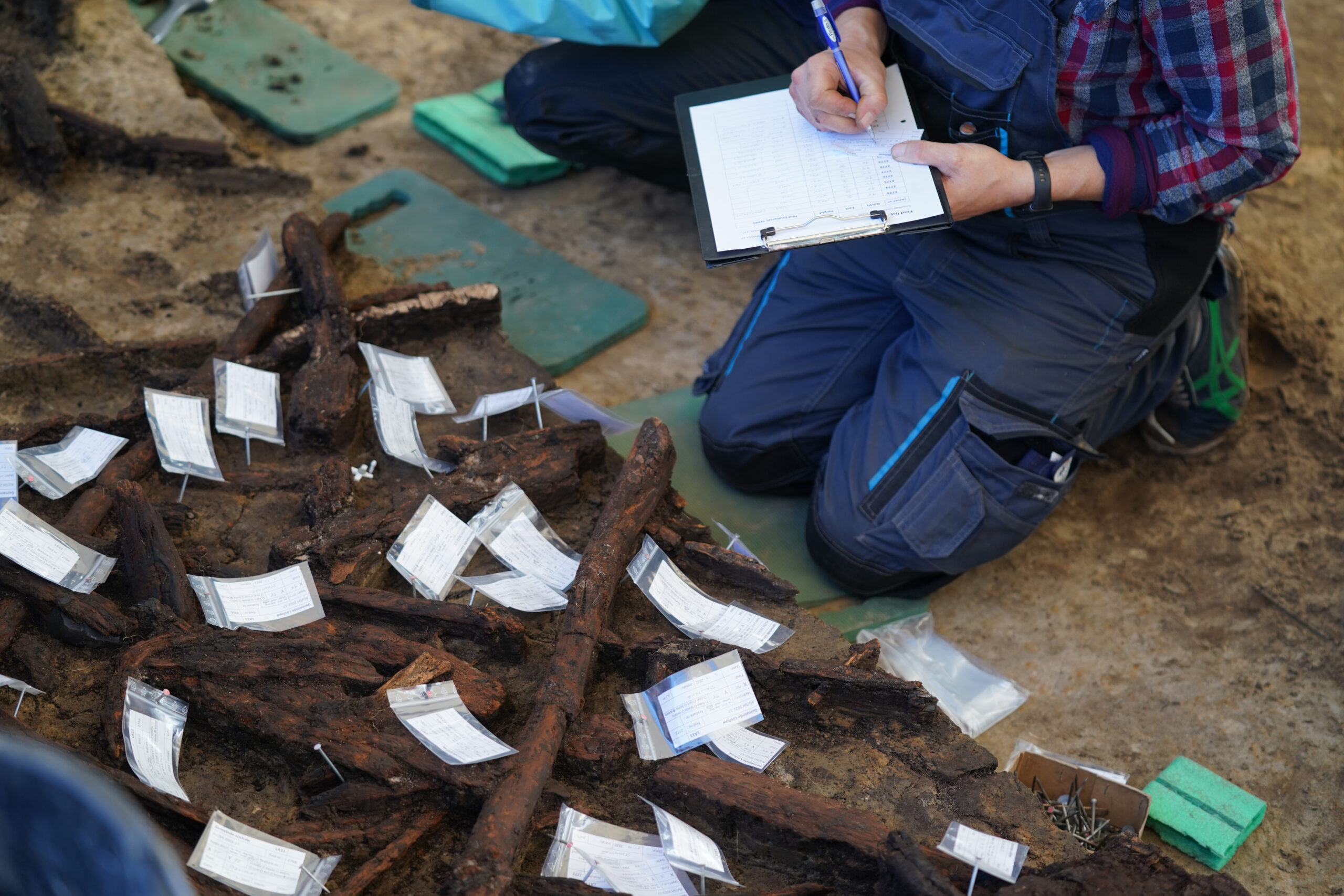 Archäologen graben im Duvenseer Moor die Überreste eines vor rund 10.500 Jahren gestorbenen Menschen aus.
