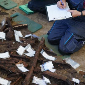 Archäologen graben im Duvenseer Moor die Überreste eines vor rund 10.500 Jahren gestorbenen Menschen aus.