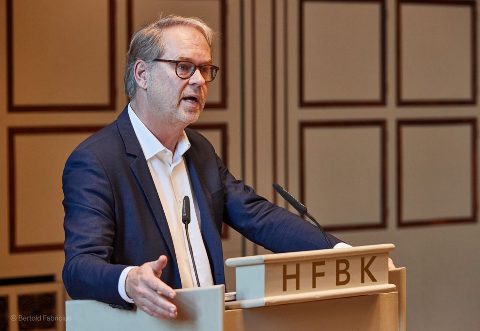 Martin Köttering, Präsident der Hochschule für bildende Künste Hamburg (HfbK), steht während einer Rede in der Aula.