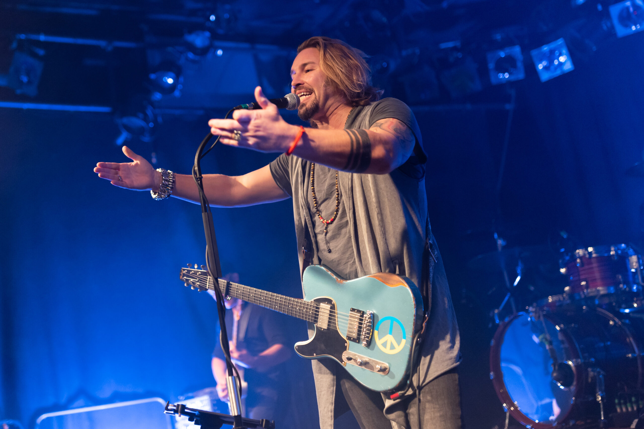 Der Sänger Gil Ofarim steht bei einem Konzert im Liveclub „Der Hirsch“ auf der Bühne.