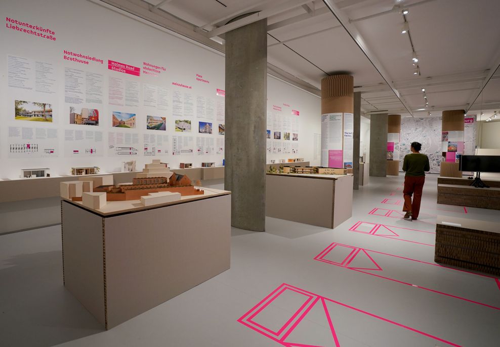Eine Journalistin geht durch die Ausstellung „Who's next“