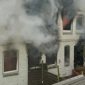 Großbrand im Norden – Wohnhaus in Flensburg steht in Flammen