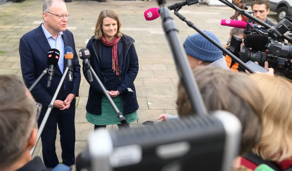 Stephan Weil und Julia Willie Hamburg sprechen vor Journalisten in Kameras