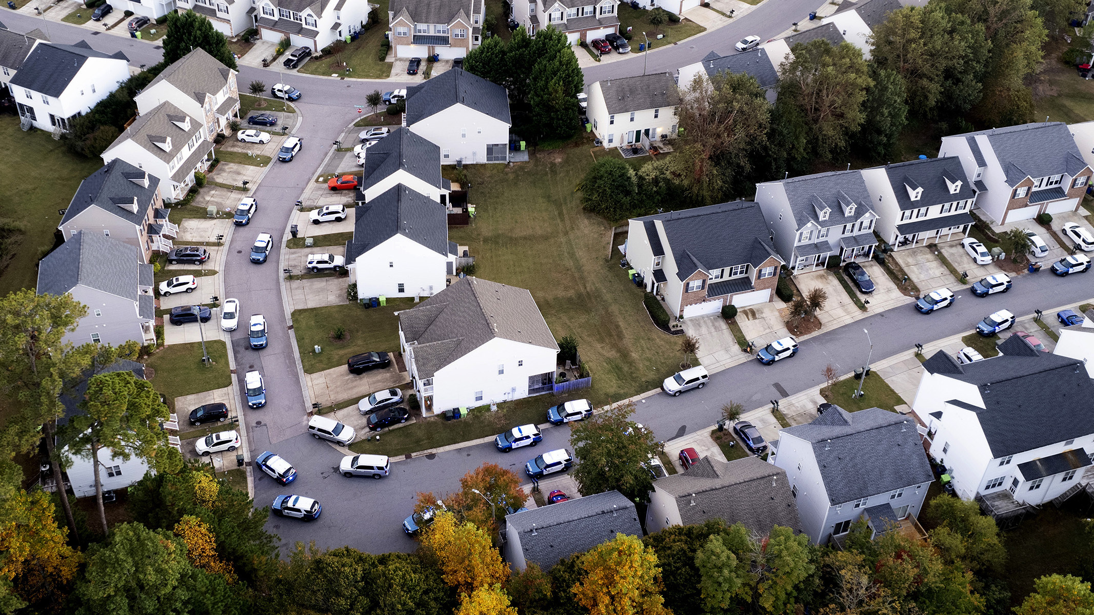 Auf diesem Luftbild, das mit einer Drohne aufgenommen wurde, arbeiten Strafverfolgungsbehörden am einem Tatort.
