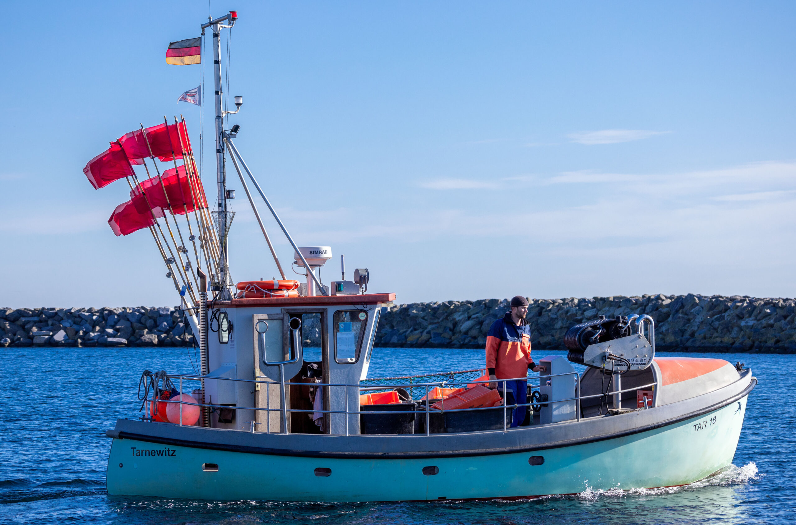 Ostseefischer Hendrik Kern fährt mit seinem Kutter TAR18 aus dem kleinen Fischerhafen in Tarnewitz auf die Ostsee zum Stellen der Fangnetze.
