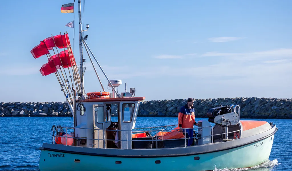 Ostseefischer Hendrik Kern fährt mit seinem Kutter TAR18 aus dem kleinen Fischerhafen in Tarnewitz auf die Ostsee zum Stellen der Fangnetze.