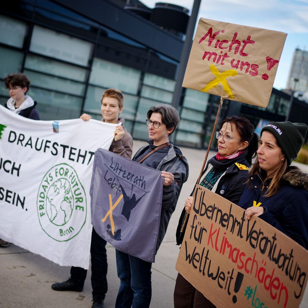 Klimaaktivisten protestieren vor der Veranstaltungshalle beim Grünen-Bundesparteitag.