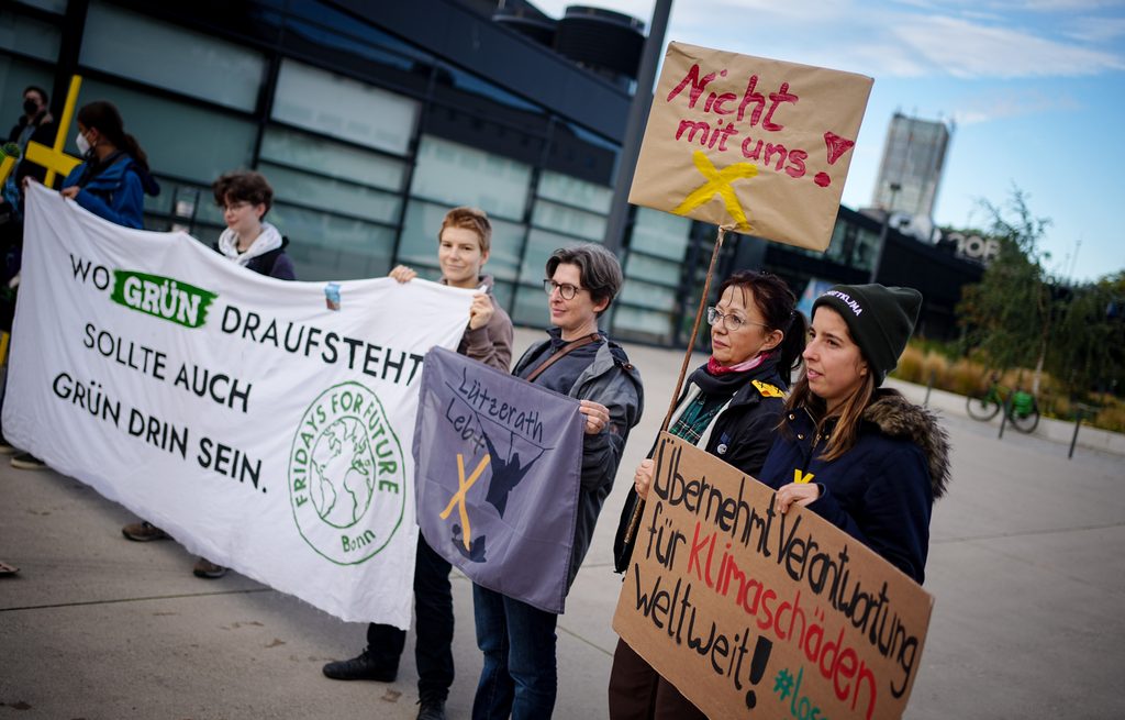 Klimaaktivisten protestieren vor der Veranstaltungshalle beim Grünen-Bundesparteitag.