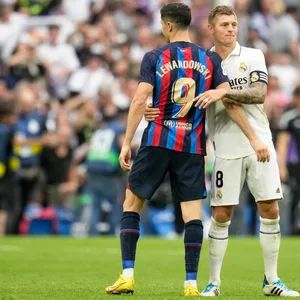 Robert Lewandowski gratuliert Toni Kroos