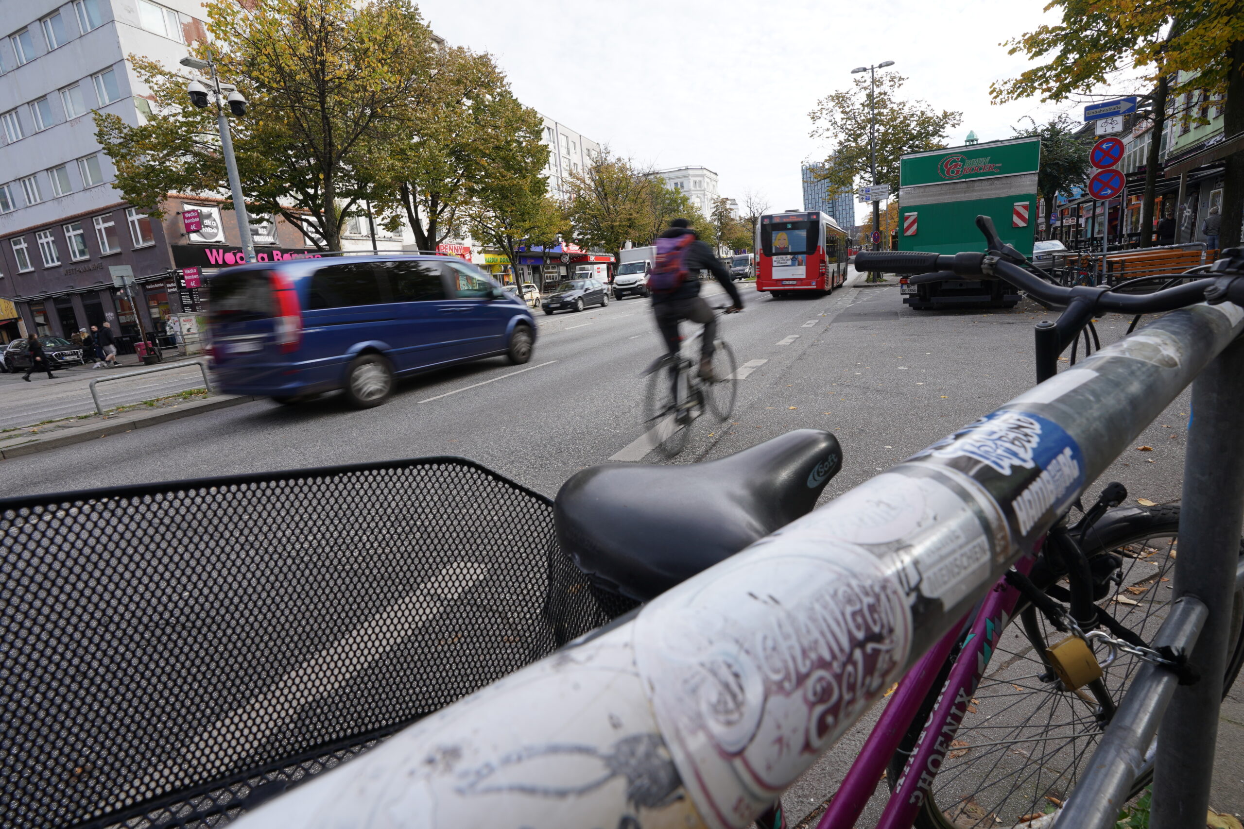 Gute Nachrichten für Fahrradfahrer: Auf der Reeperbahn soll es künftig einen breiten Radweg geben.