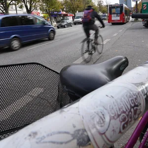 Gute Nachrichten für Fahrradfahrer: Auf der Reeperbahn soll es künftig einen breiten Radweg geben.