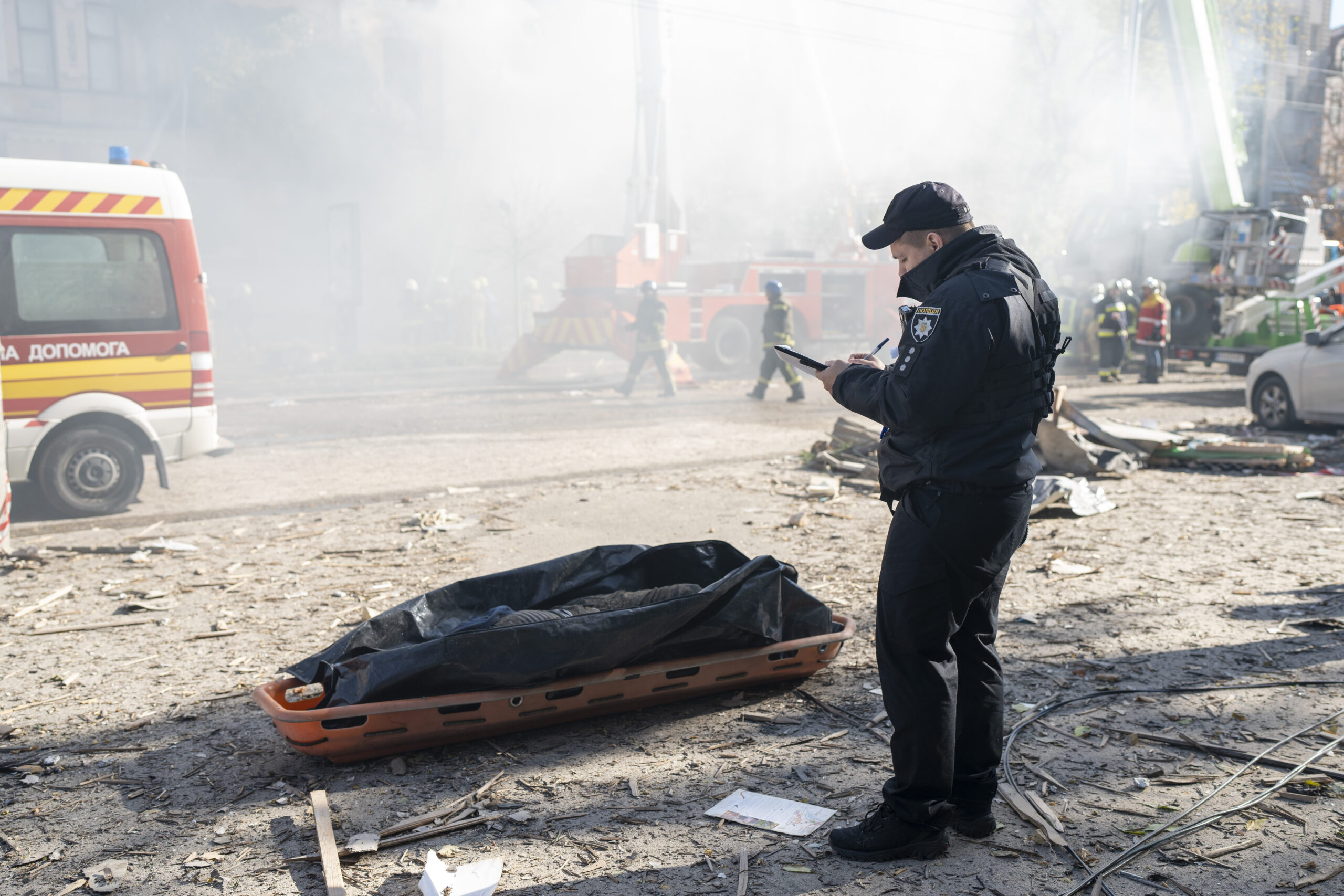 Ein Polizist steht neben der Leiche eines Mannes, der durch eine Drohne getötet wurde.