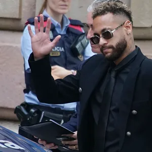 Neymar auf dem Weg in das Gerichtsgebäude-