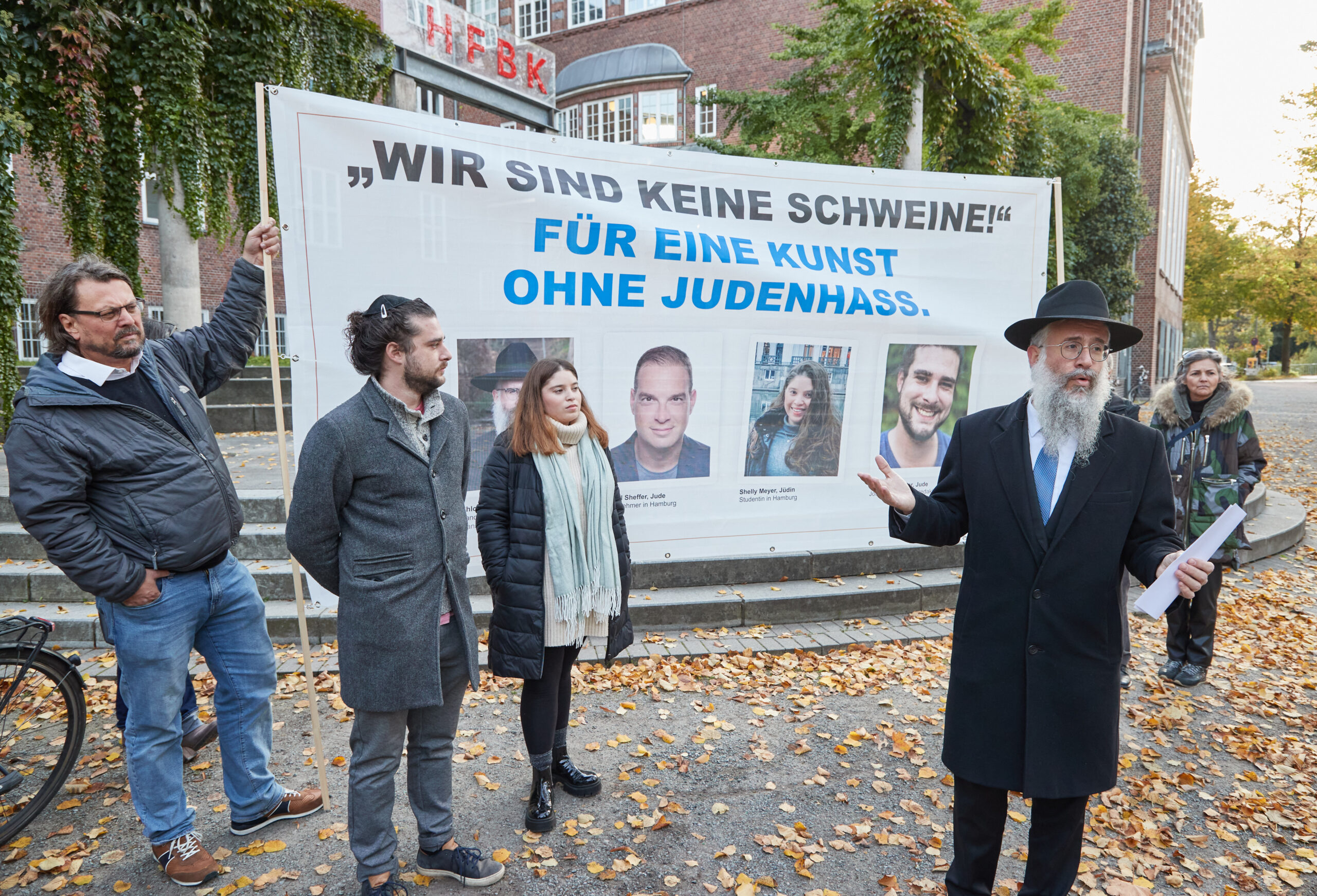 Shlomo Bistrizky, Landesrabiner von Hamburg, spricht auf einer einer Protestaktion von Hamburger Juden gegen die Berufung von zwei Ruangrupa-Gastprofessoren an die Hochschule für bildende Künste vor dem Eingang der Kunstschule.