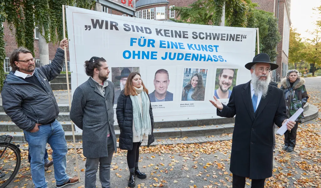 Shlomo Bistrizky, Landesrabiner von Hamburg, spricht auf einer einer Protestaktion von Hamburger Juden gegen die Berufung von zwei Ruangrupa-Gastprofessoren an die Hochschule für bildende Künste vor dem Eingang der Kunstschule.