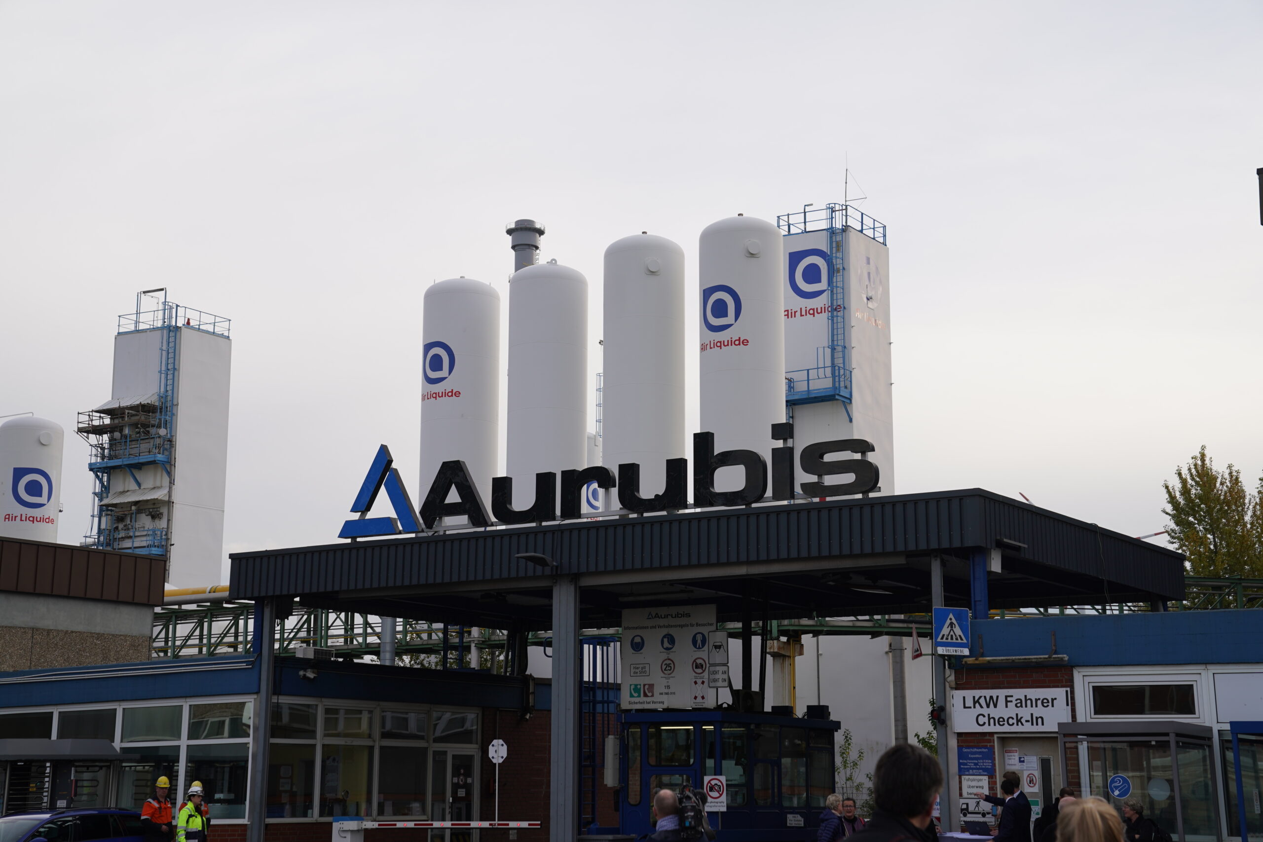 Die Einfahrt zum Aurubis-Gelände im Hamburger Hafen. (Symbolbild)