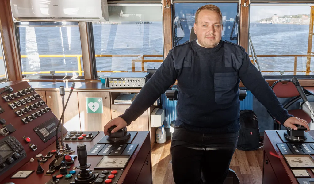 Schiffskapitän Maik Pazola steht im Steuerstand seiner Fähre "Altenwerder".