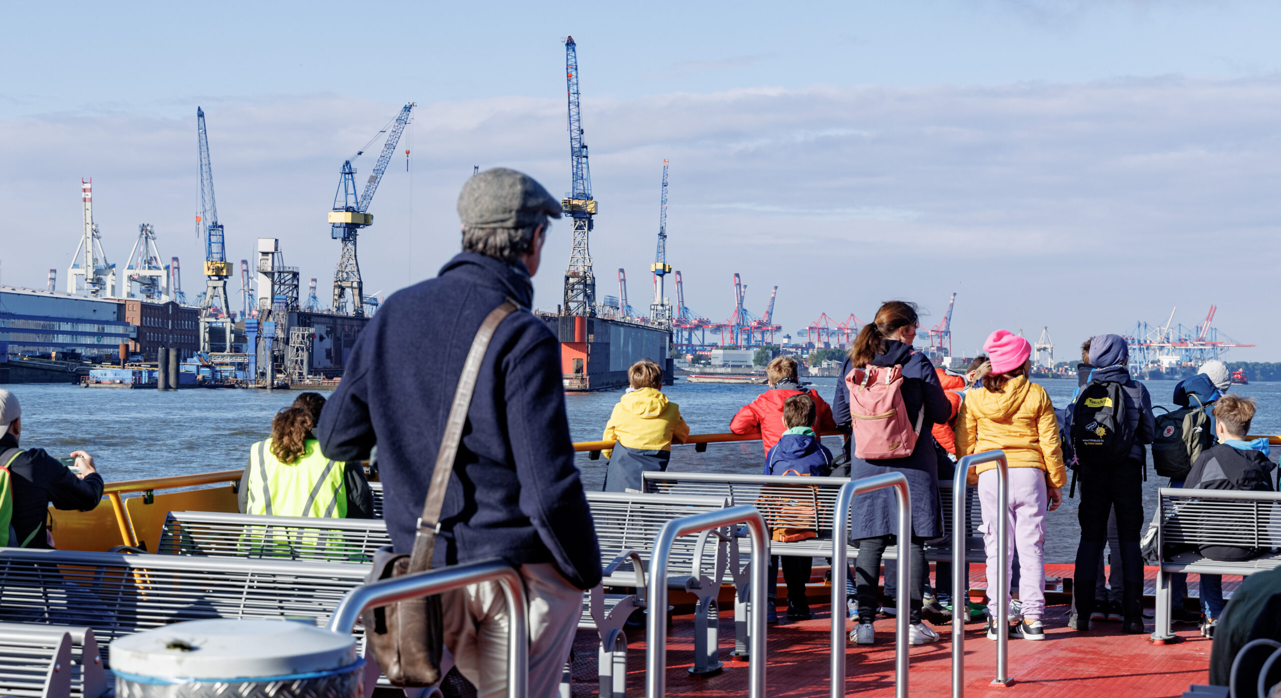 Passagiere auf dem Deck der Fähre: Eine bunte Mischung aus Einheimischen und Touristen.