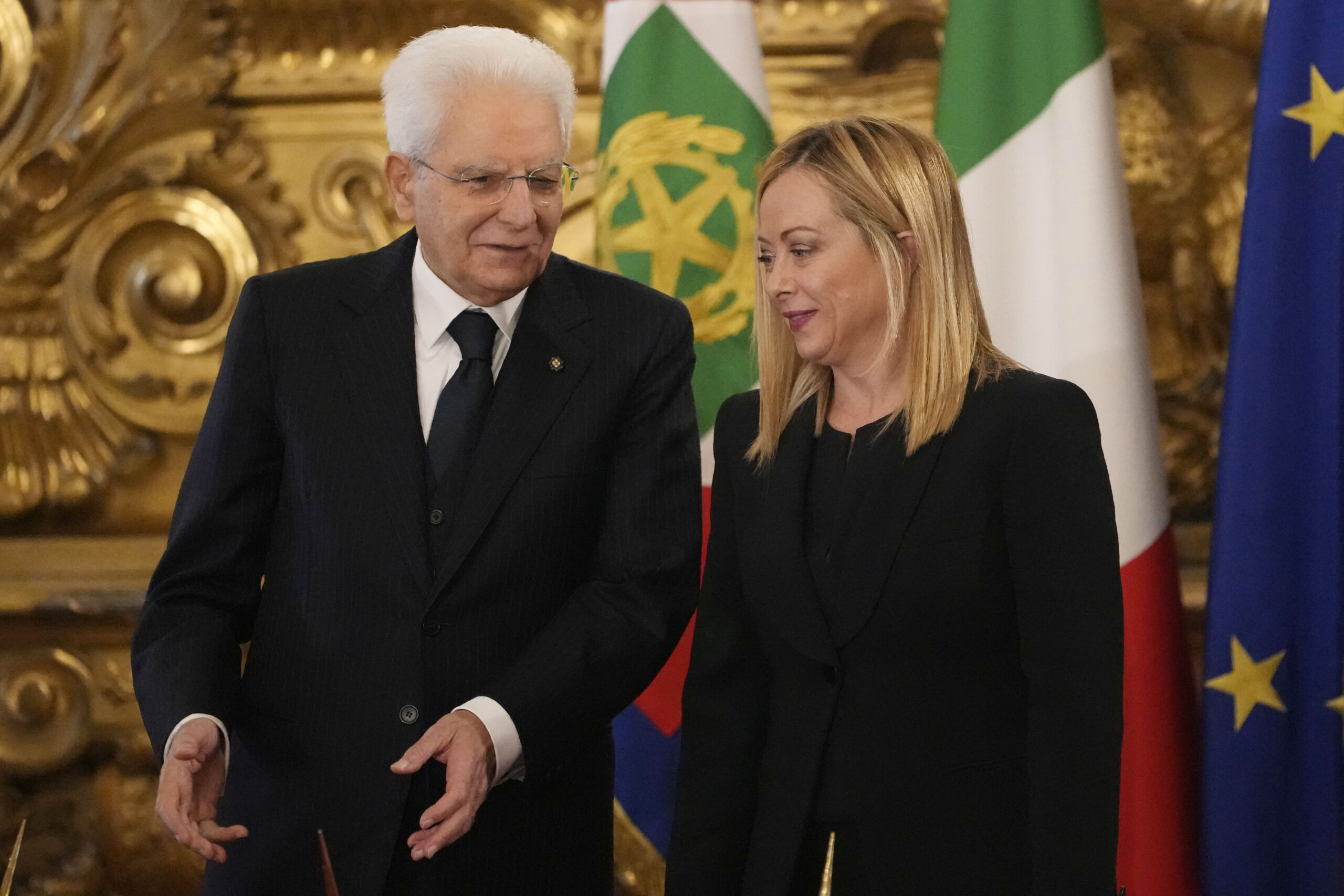 Sergio Mattarella, Staatspräsident von Italien, spricht mit Giorgia Meloni, Ministerpräsidentin von Italien, während der Vereidigungszeremonie im Präsidentenpalast Quirinal.