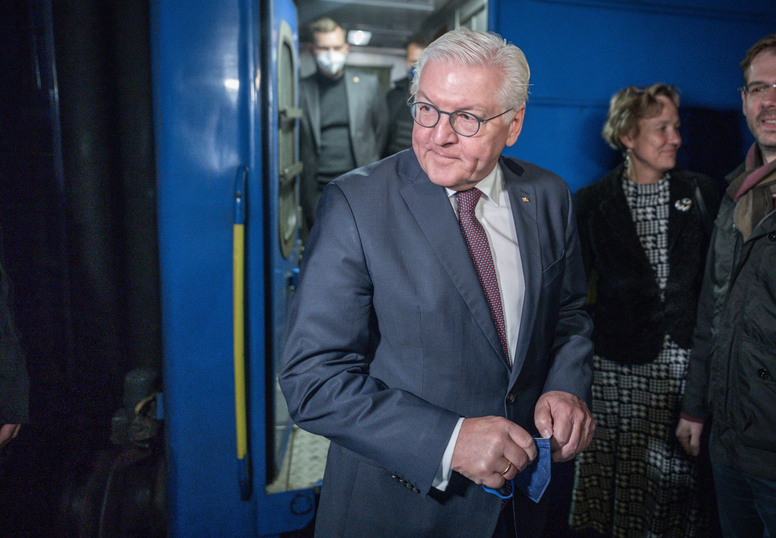 Bundespräsident Frank-Walter Steinmeier kommt mit dem Zug von Przemysl in Kiew an.