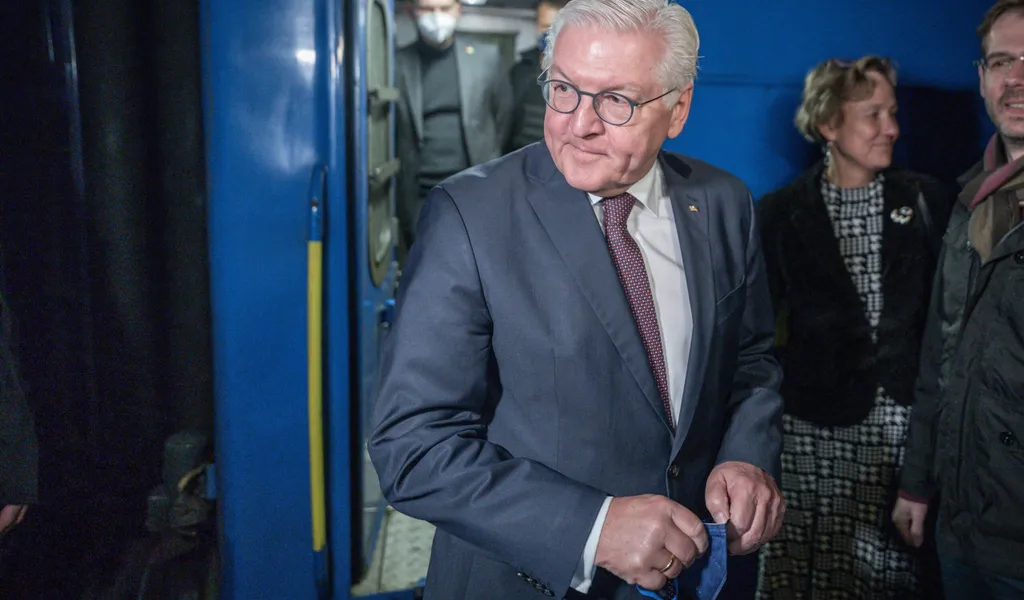 Bundespräsident Frank-Walter Steinmeier kommt mit dem Zug von Przemysl in Kiew an.