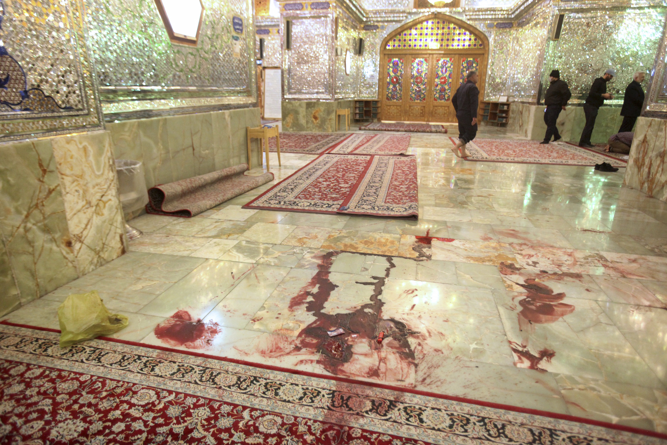 Blut ist auf dem Boden zu sehen, nachdem Bewaffnete die schiitische Heiligstätte Schah Tscheragh angegriffen hatten.