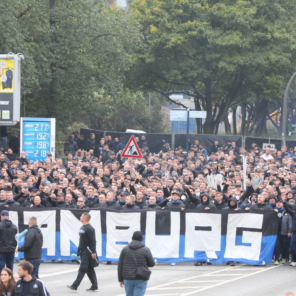 HSV-Anhänger beim Fan-Marsch in Richtung des Millerntorstadions.