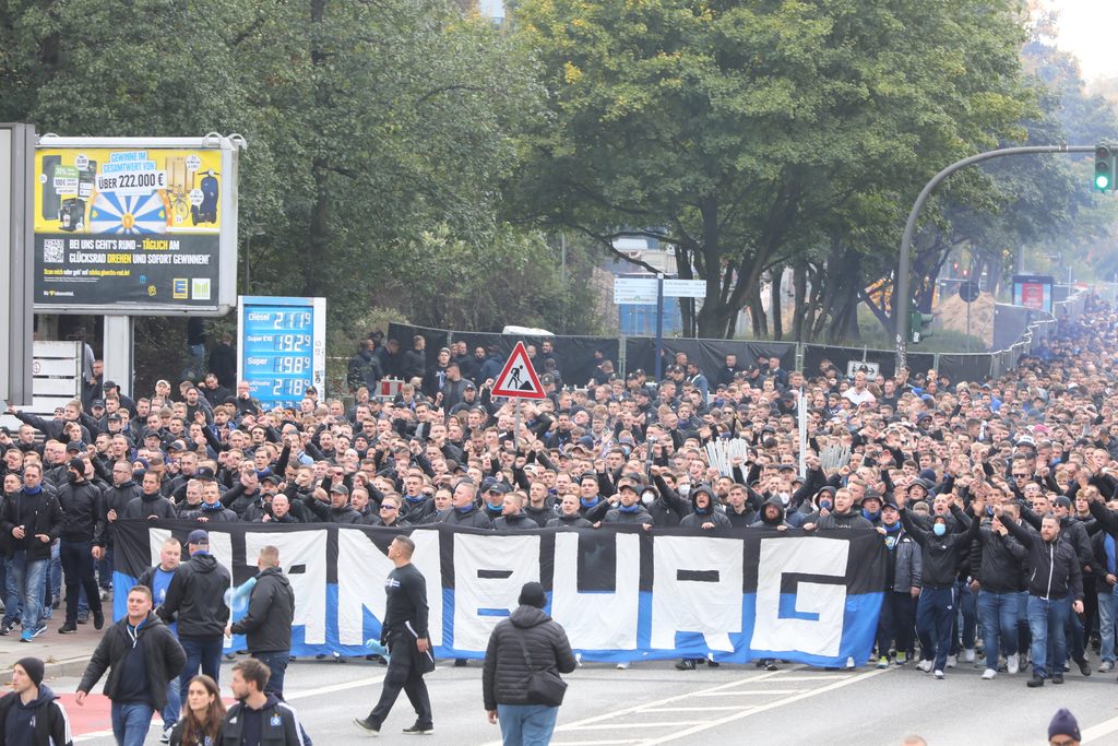 HSV-Anhänger beim Fan-Marsch in Richtung des Millerntorstadions.