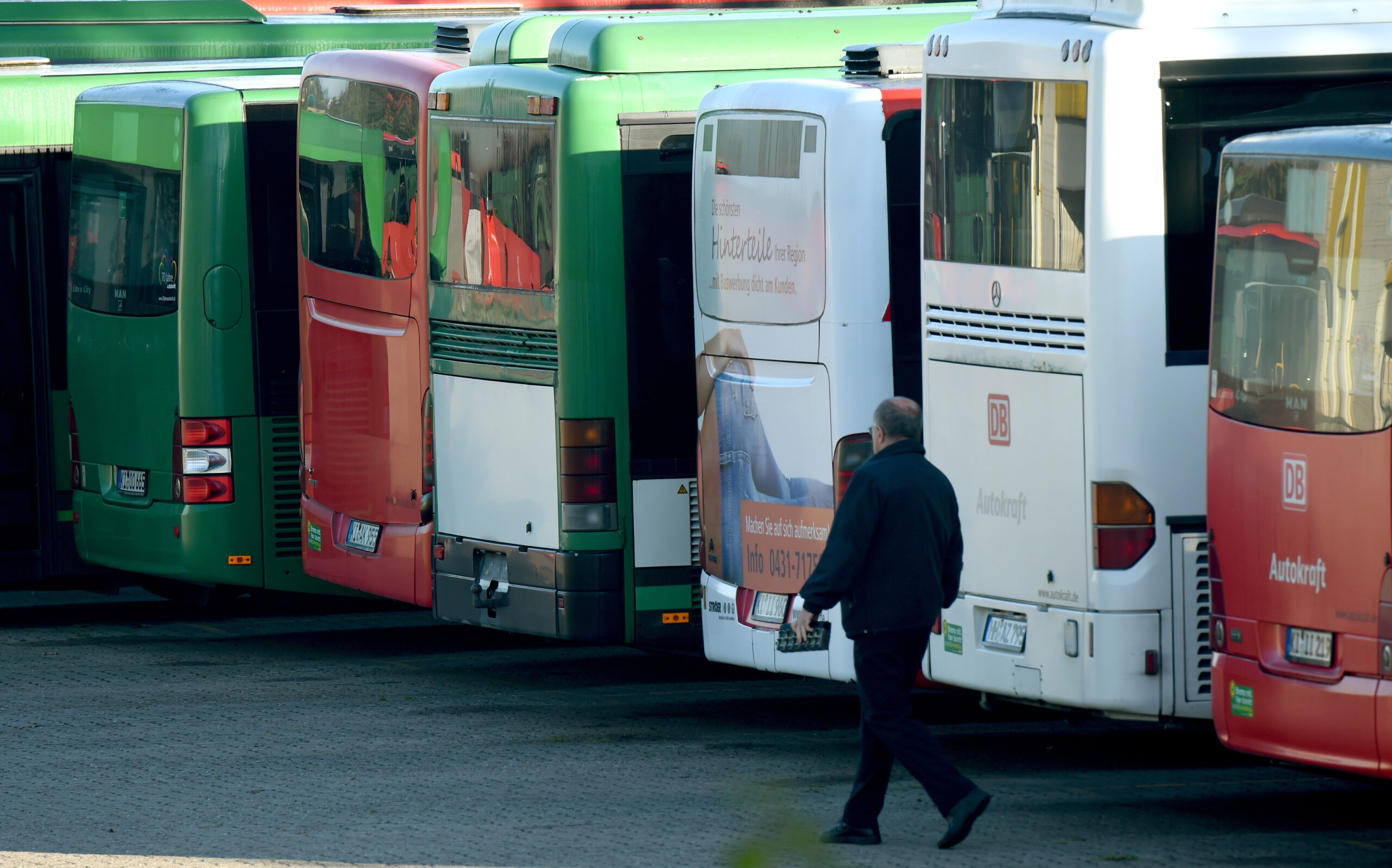 Busse stehen in Kiel-Wellsee (Schleswig-Holstein) im Depot der Firma Autokraft.
