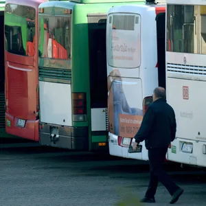 Busse stehen in Kiel-Wellsee (Schleswig-Holstein) im Depot der Firma Autokraft.