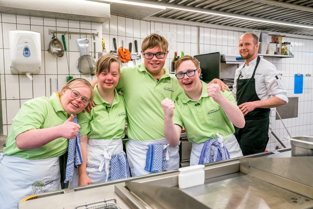 Ayla (v.l.n.r.), Laura, Leon und Jan G. kochen gemeinsam mit Tim Mälzer in der Vox-Doku.