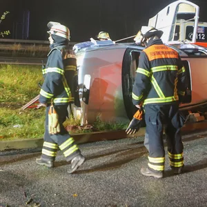 PKW gerät auch Schnellstraßen-Zufahrt außer Kontrolle – Fahrer schwer verletzt