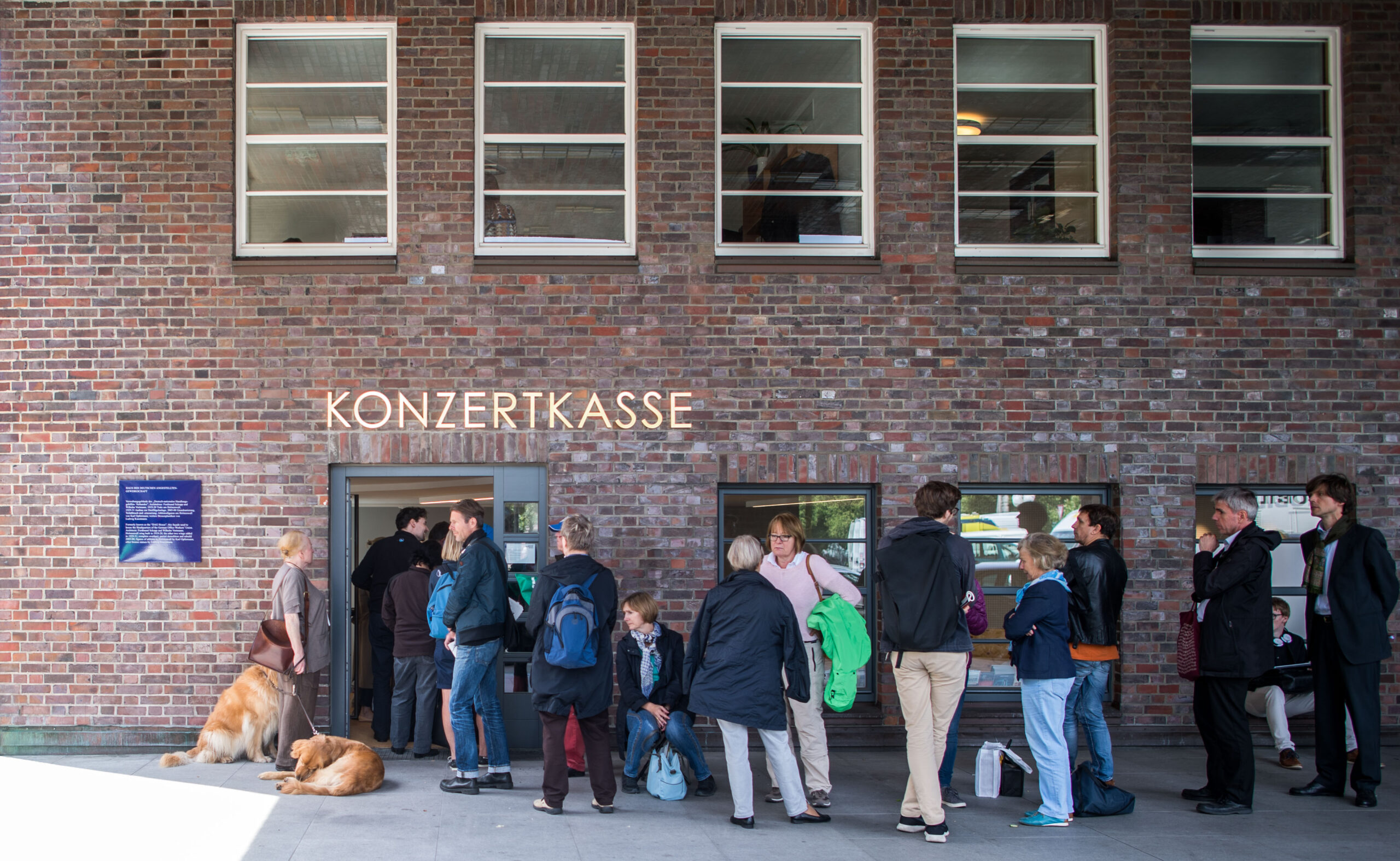 Lange Schlangen vor den Kassen, wie für die ersten Elbphilharmonie-Tickets im Jahr 2016, sieht man in Hamburg derzeit kaum.