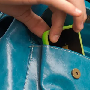 Zivilfahnder nehmen Taschendiebe am Hamburger ZOB fest