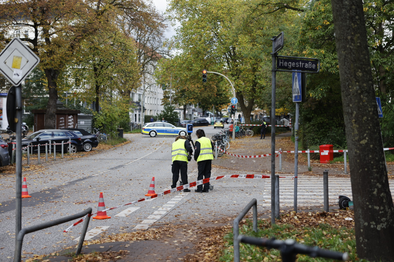 Die Polizei hat die Unfallstelle am Lehmweg/Hegestraße abgesperrt, wo ein Lkw eine Frau tödlich erfasste