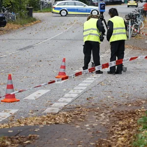 Die Polizei hat die Unfallstelle am Lehmweg/Hegestraße abgesperrt, wo ein Lkw eine Frau tödlich erfasste