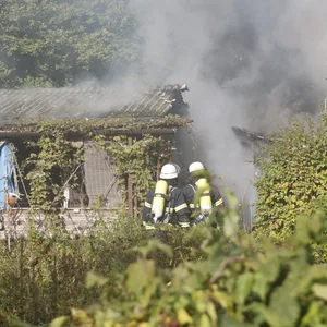 Qualm dringt aus der Laube. Die Feuerwehr hatte Probleme mit der Wasserversorgung.