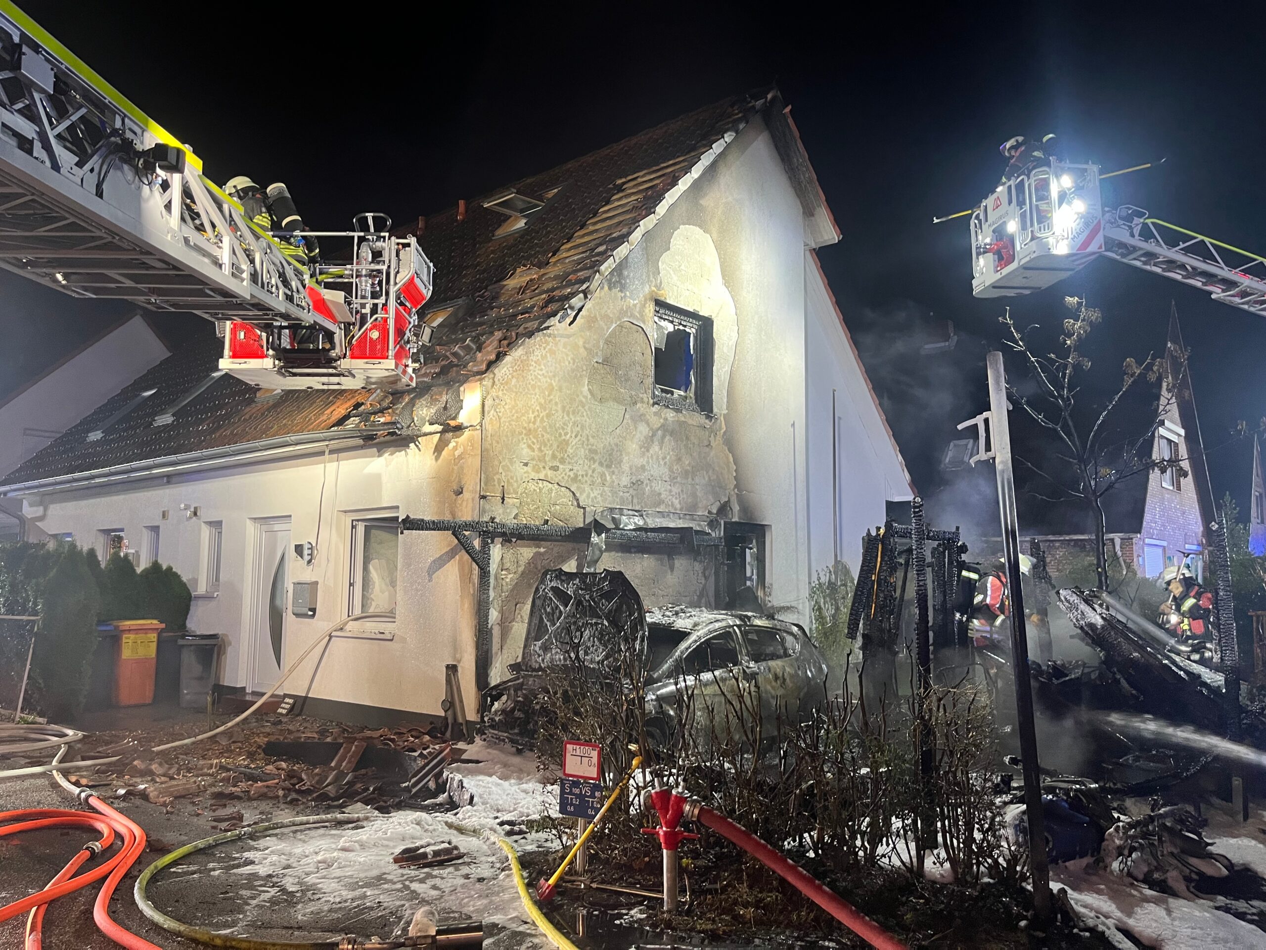 Bei Hamburg – Carport brennt – Flammen erfassen Doppelhaus