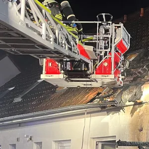 Bei Hamburg – Carport brennt – Flammen erfassen Doppelhaus