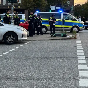 Unfall in Hamburg Neustadt: Eine E-Scooter-Fahrerin ist in ein Auto gekracht.