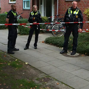 Einsatzkräfte der Polizei sichern den Tatort in Farmsen.