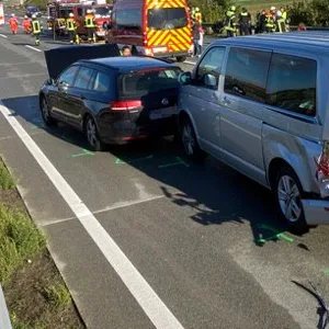 Autos sind ineinander geschoben, dahinter Rettungsfahrzeuge