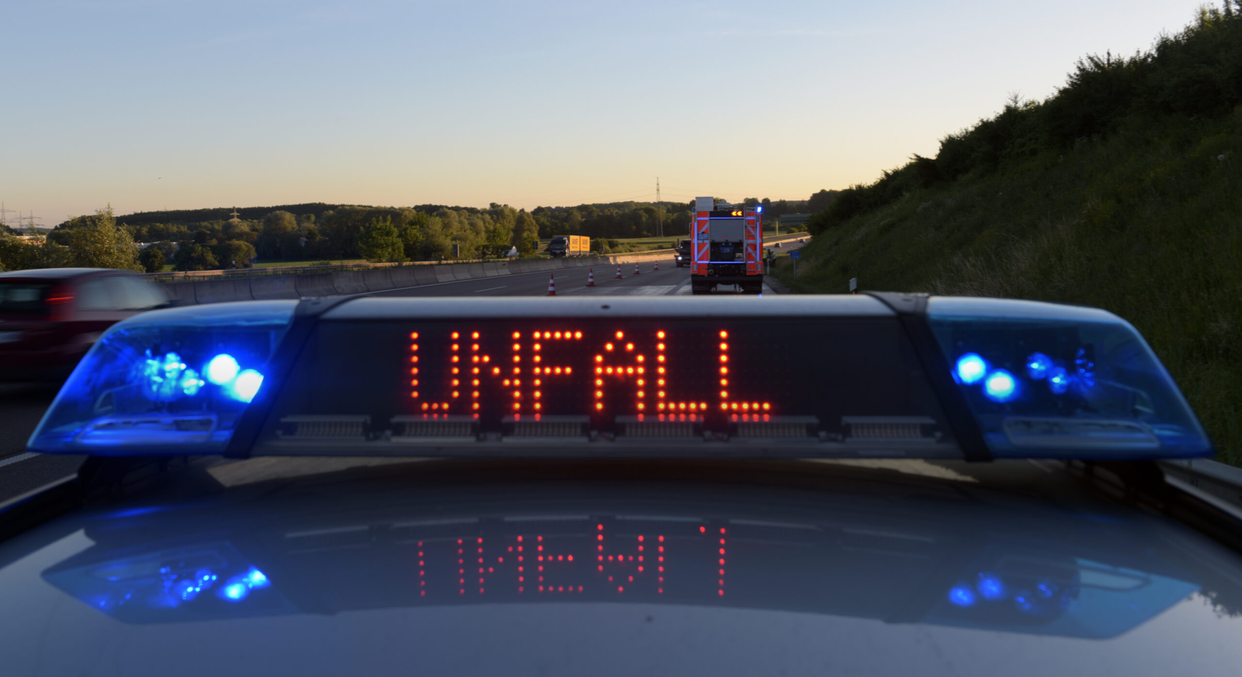 Ein Polizeiwagen zeigt "Unfall" an