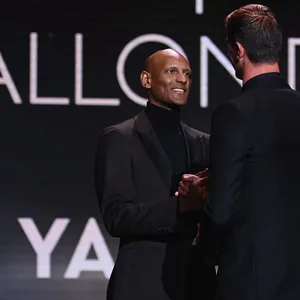 Sebastien Haller überreicht Real Madrids Thibaut Courtois die Yashin-Trophäe für den besten Torhüter.
